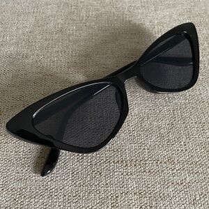 NWT black frame cat eye Sunglasses dark Lenses trendy cat eye fashion 1950s